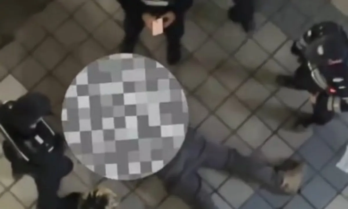 Người đàn ông té gãy xương khi bị phát hiện quay lén trong nhà vệ sinh