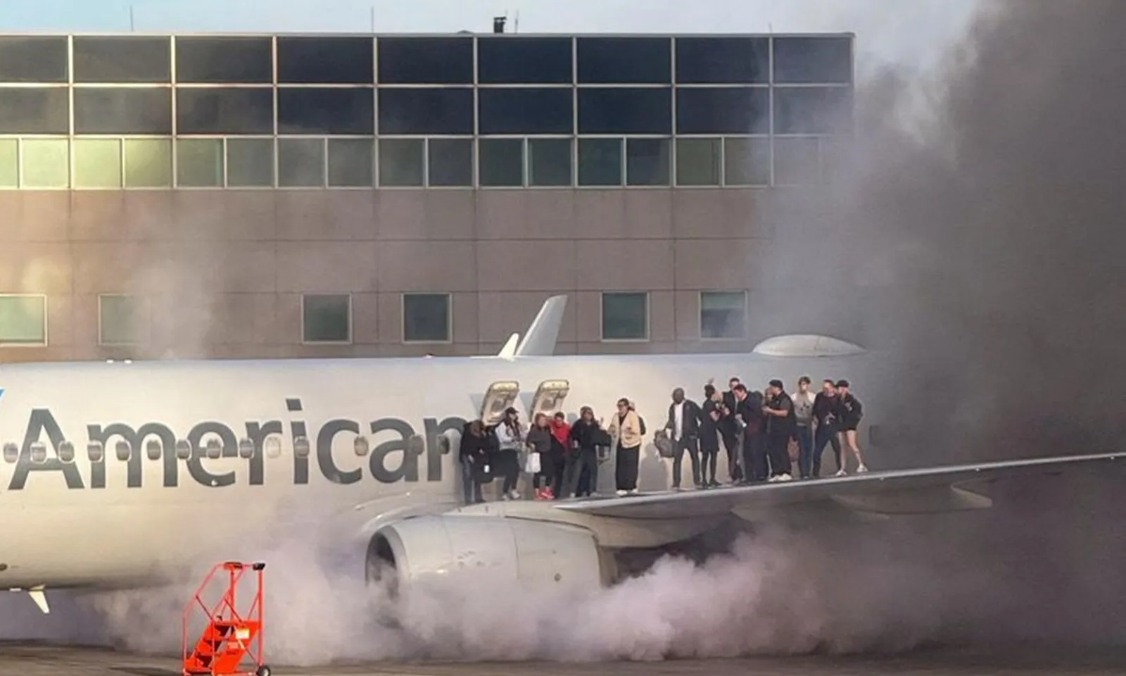 Sốc: Hành khách chờ sơ tán đứng la liệt trên cánh máy bay American Airlines bốc cháy