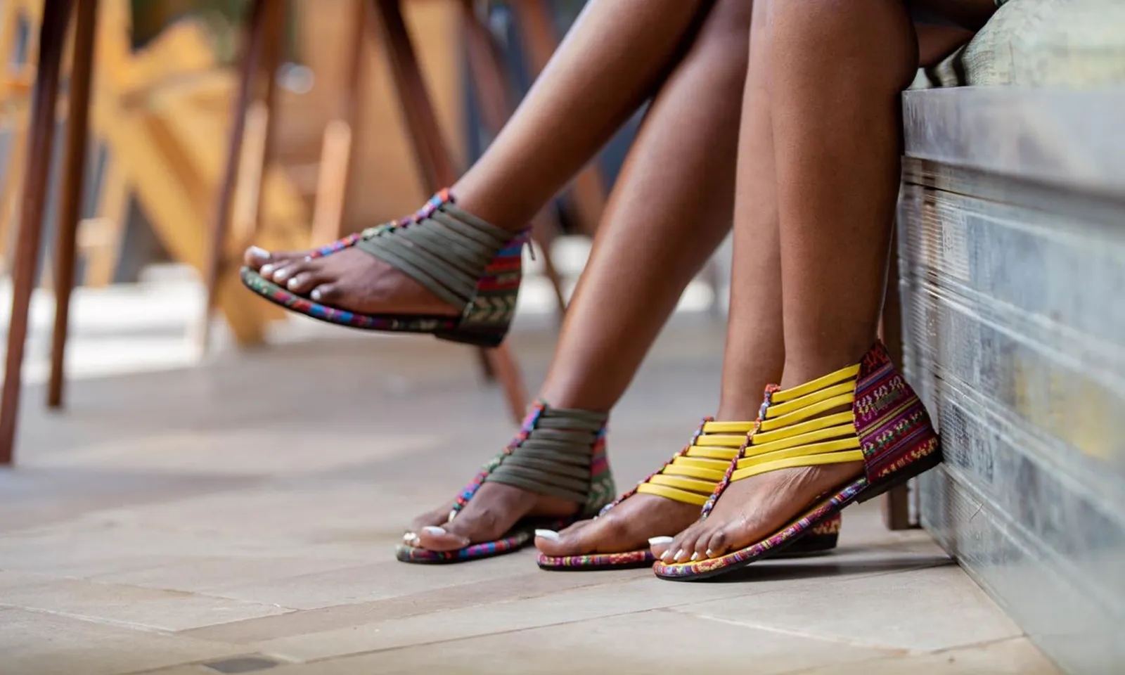 Cô gái Rwanda biến lốp xe bỏ đi thành giày dép thời trang