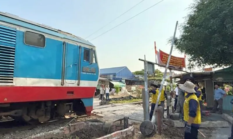 Lực lượng chức năng đã bắt đầu rào chắn lối đi tự mở để đảm bảo an toàn.