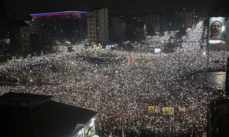 Người biểu tình đổ về thủ đô Belgrade, Serbia biểu tình chống tham nhũng - Ảnh Reuters