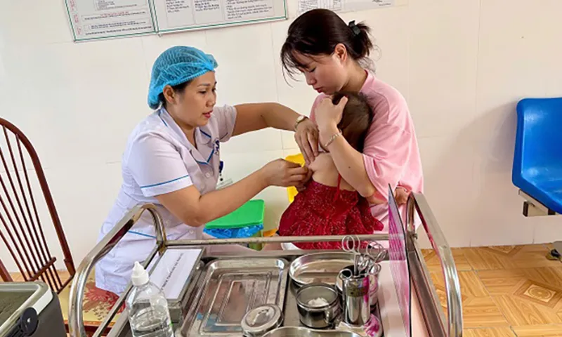 Thủ tướng yêu cầu đẩy nhanh tốc độ tiêm chủng vaccine sởi, kết thúc chiến dịch vào 31/3.