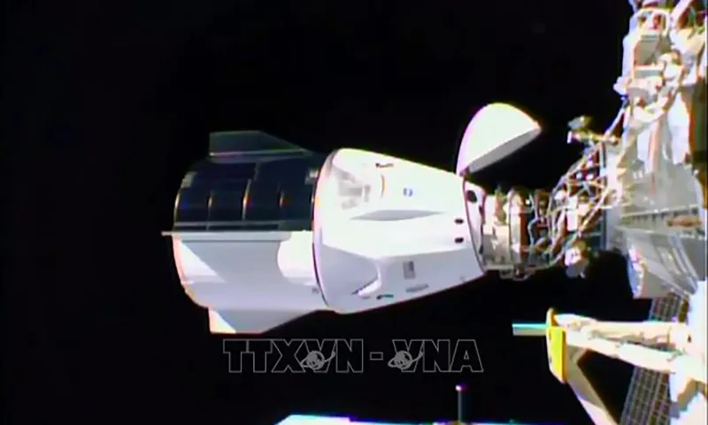 Tàu vũ trụ Crew Dragon kết nối với Trạm Vũ trụ Quốc tế (ISS). Ảnh tư liệu  AFP TTXVN