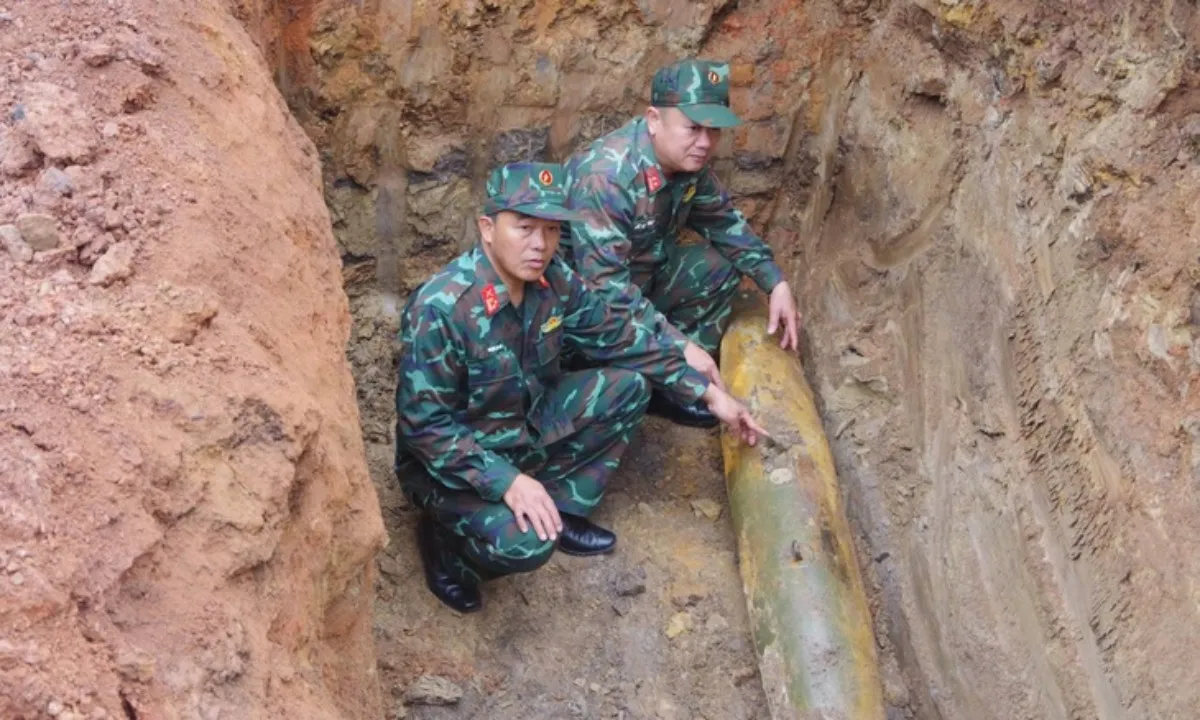 Hủy nổ tại chỗ quả bom nguy hiểm nằm bên quốc lộ