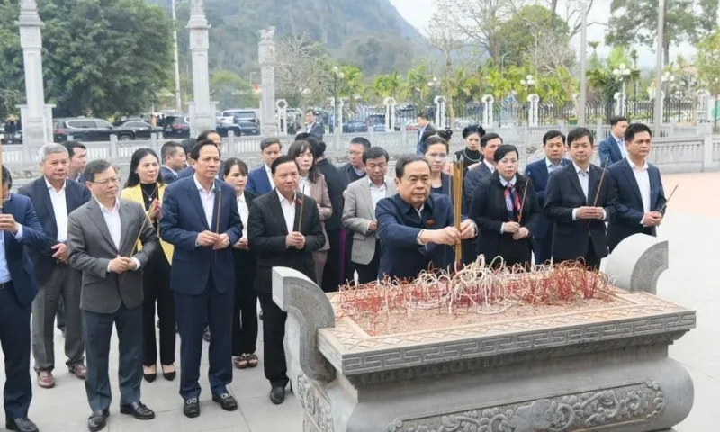 Chủ tịch Quốc hội Trần Thanh Mẫn dâng hương tại Khu di tích Tân Trào 