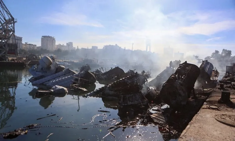 Tàu hải quân Syria bị phá hủy sau cuộc không kích của Israel - Ảnh AFP