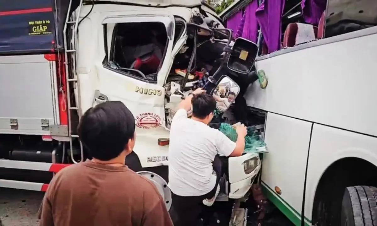 Xe tải tông xe khách trên đèo Khánh Lê, 7 người bị thương