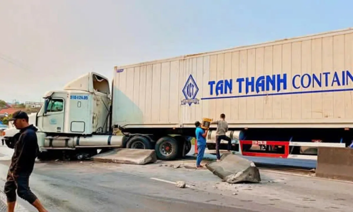 Container đâm dải phân cách, quốc lộ 1A ùn tắc kéo dài