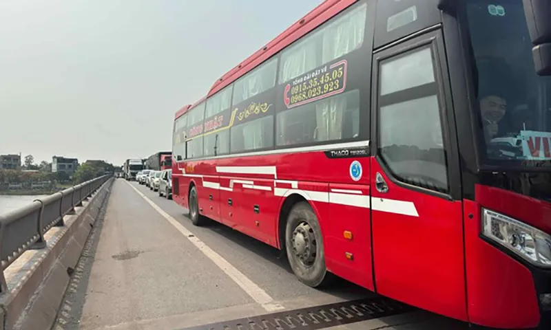 Xe container lao vào giải phân cách, Quốc lộ 1 ùn tắc gần 1km