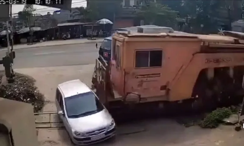 Thanh barie chắn đường tàu bất ngờ bật mở làm tàu hỏa đụng ô tô