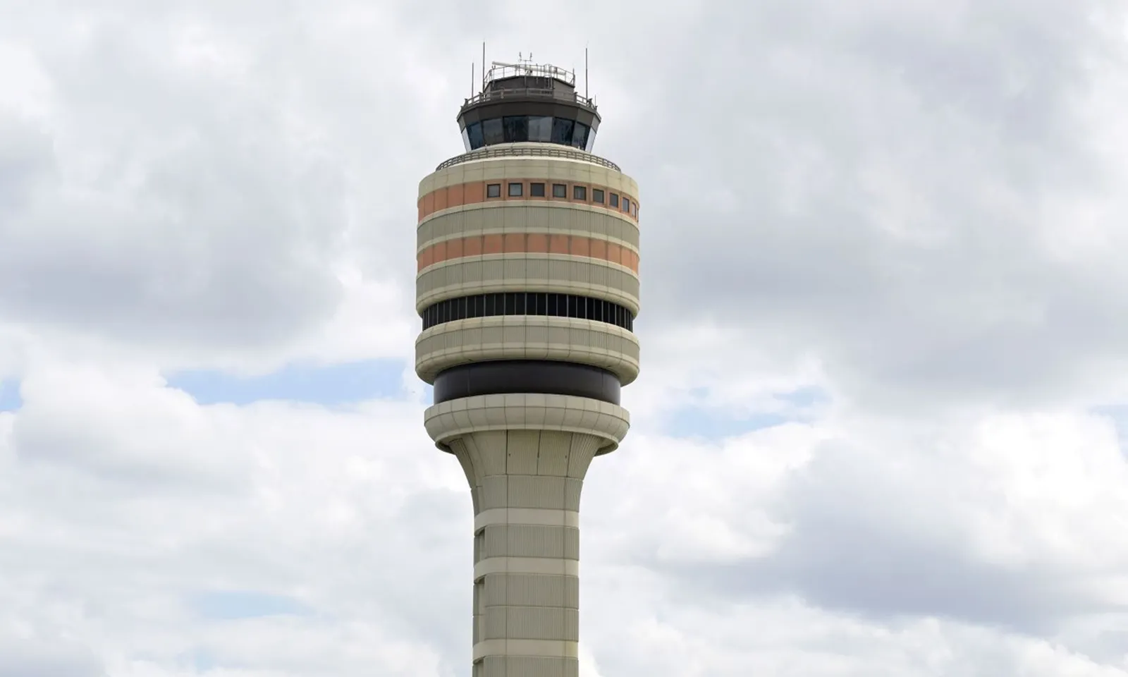 Kiểm soát viên không lưu kịp thời ‘cản’ phi công Southwest Airlines cất cánh nhầm đường băng