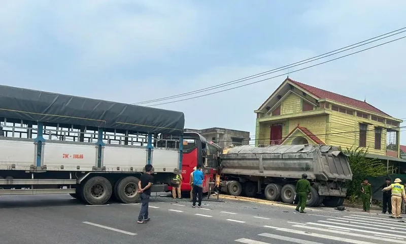 Quảng Bình: Tai nạn liên hoàn trên Quốc lộ 1, 8 người bị thương