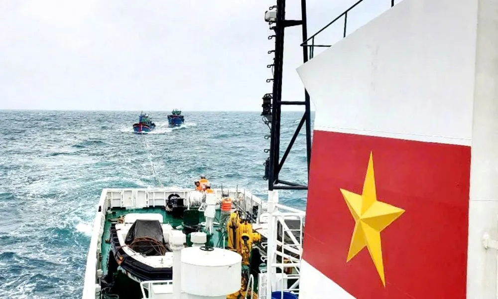 Hải quân Vùng 3 cứu hộ thành công hai tàu cá gặp nạn trên biển