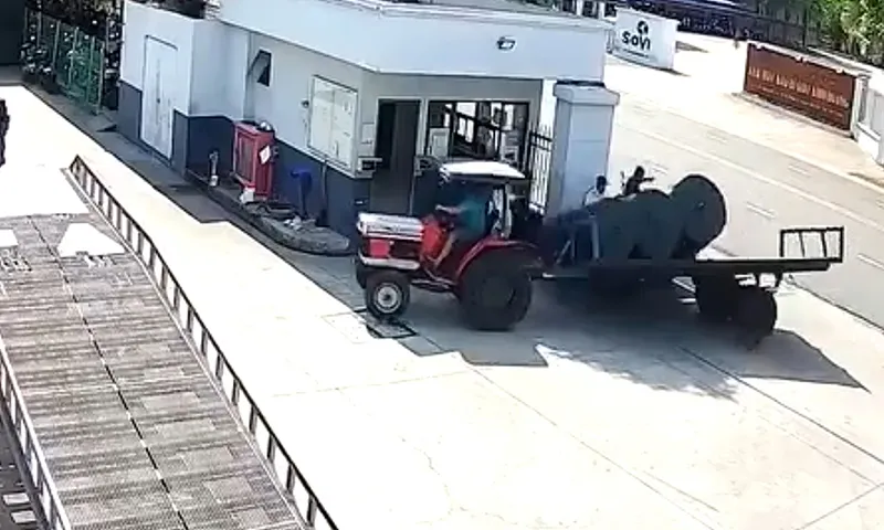 Xe chở hàng làm rơi 3 cuộn vải đè người bảo vệ tử vong