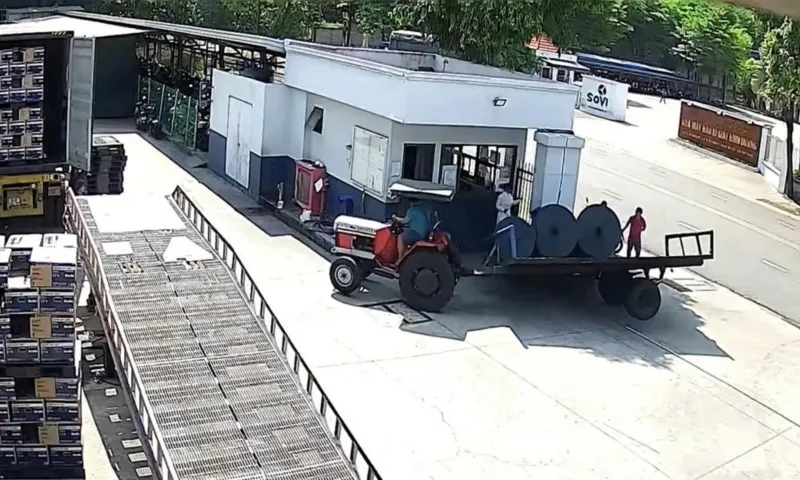 Chưa xác định danh tính nam bảo vệ tử vong do bị cuộn vải đè