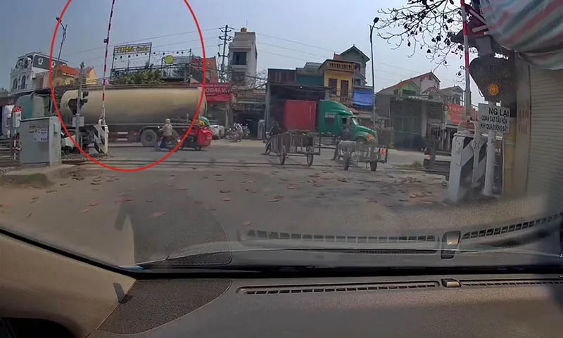 Lại xảy ra chuyện thanh barie mở lên khi tàu hỏa đang lao đến