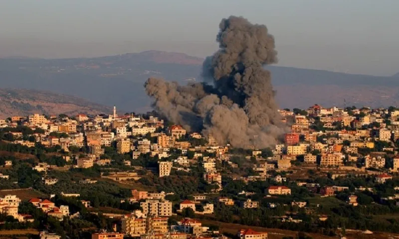 Cột khói bốc lên từ hiện trường một vụ không kích ở Lebanon Getty