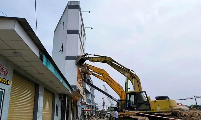 Nhà 3 tầng bị nghiêng khi thi công đường Vành đai 3