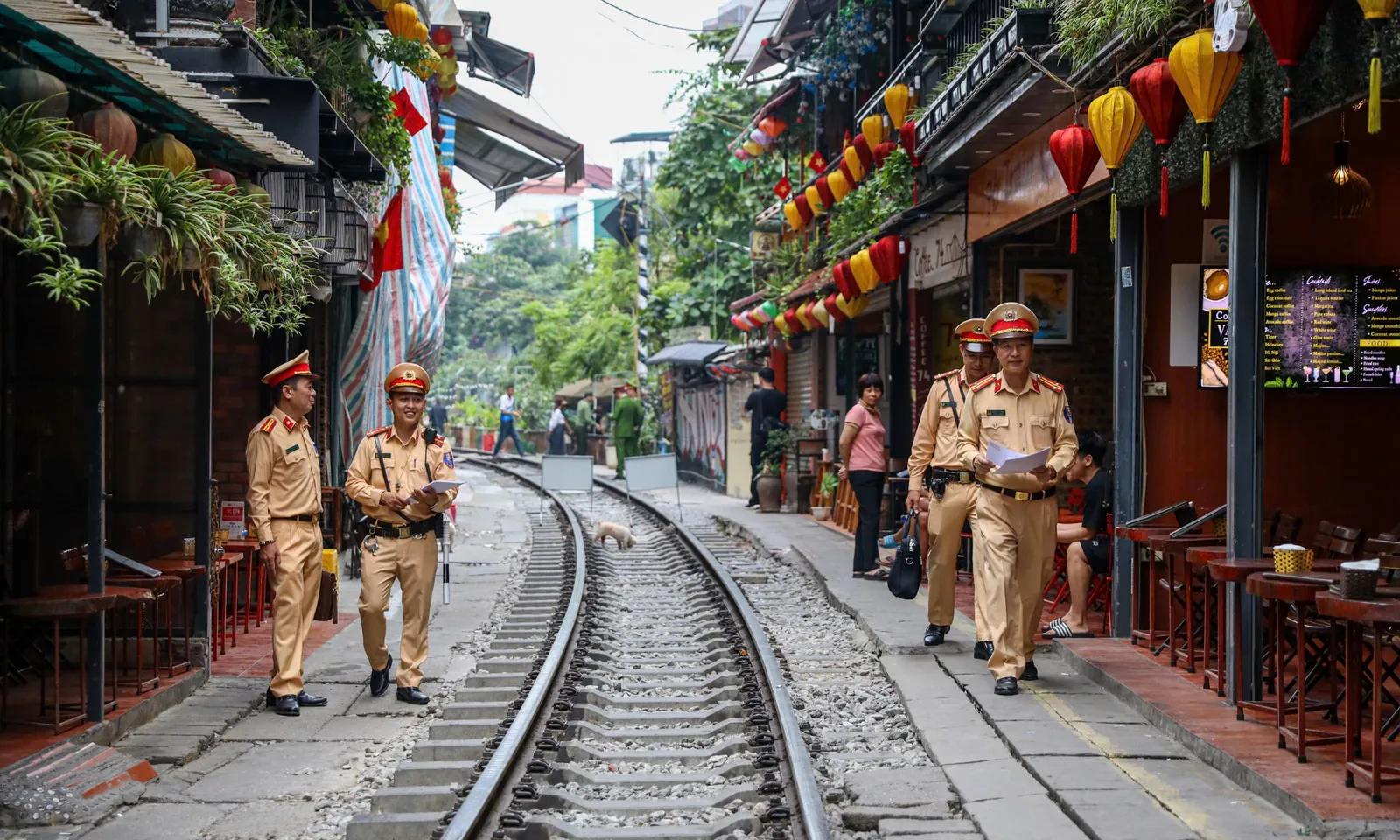 Hà Nội: Ra quân xử lý vi phạm tại khu vực “Cà phê đường tàu”