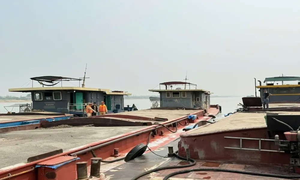 Tạm giữ 3 phương tiện thủy chở cát lậu trên sông Hồng