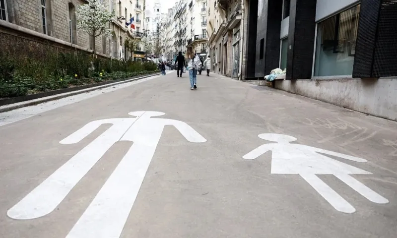 Paris đẩy mạnh cuộc cách mạng đi bộ: Gần 700 con phố sắp “nói không” với ôtô