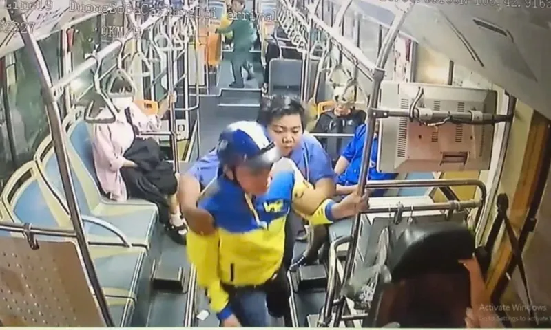 Người mặc áo xe ôm công nghệ hành hung tài xế xe buýt ở Thủ Đức bị bắt