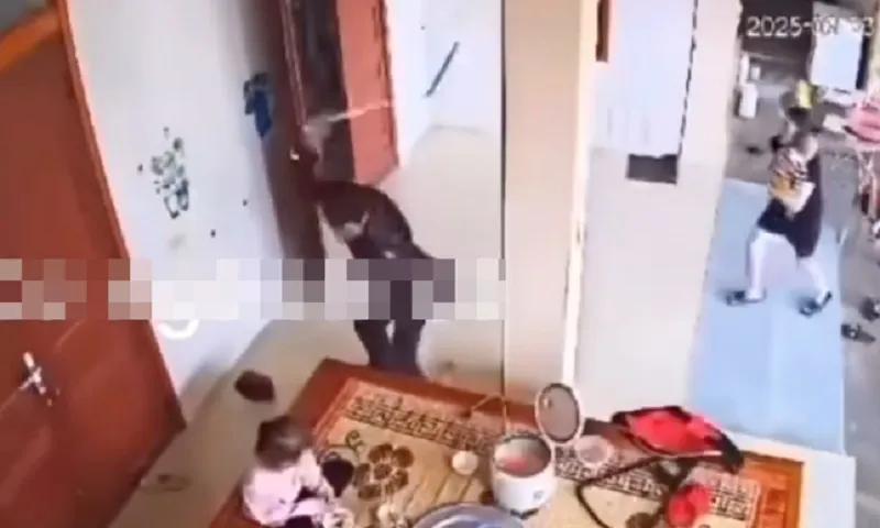 Công an triệu tập người đàn ông bạo hành vợ con trong bữa cơm