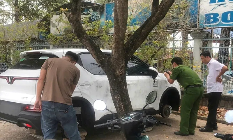 Vụ trộm hy hữu: ô tô điện mới toanh bị trộm mất 4 bánh xe