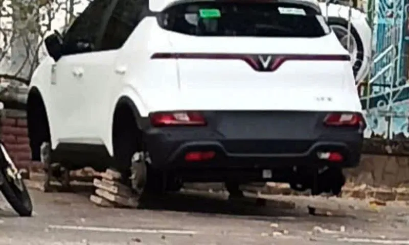 Ô tô vừa mua bị tháo trộm 4 bánh sau một đêm đậu trên vỉa hè