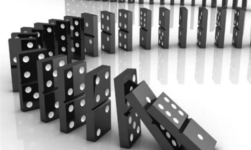 Hiệu ứng domino tâm lý: Khi kẻ yếu cần ai đó để giẫm lên mới thấy mình đứng vững