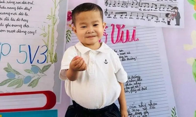 “Giáo sư tí hon” nặng 8kg và hành trình đi học lớp 1 khiến cả triệu người rơi nước mắt