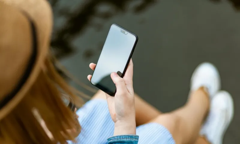 Người trẻ “gù cổ”, tê tay vì ôm điện thoại quá lâu