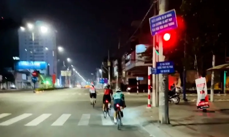Cảnh sát giao thông theo dõi, xử lý đoàn xe đạp vi phạm giao thông