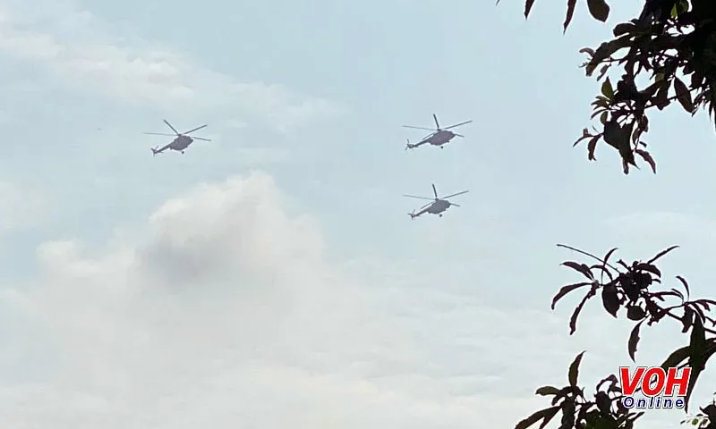Trực thăng, Yak-130 và Su-30MK2 bay tập luyện trên bầu trời TPHCM 