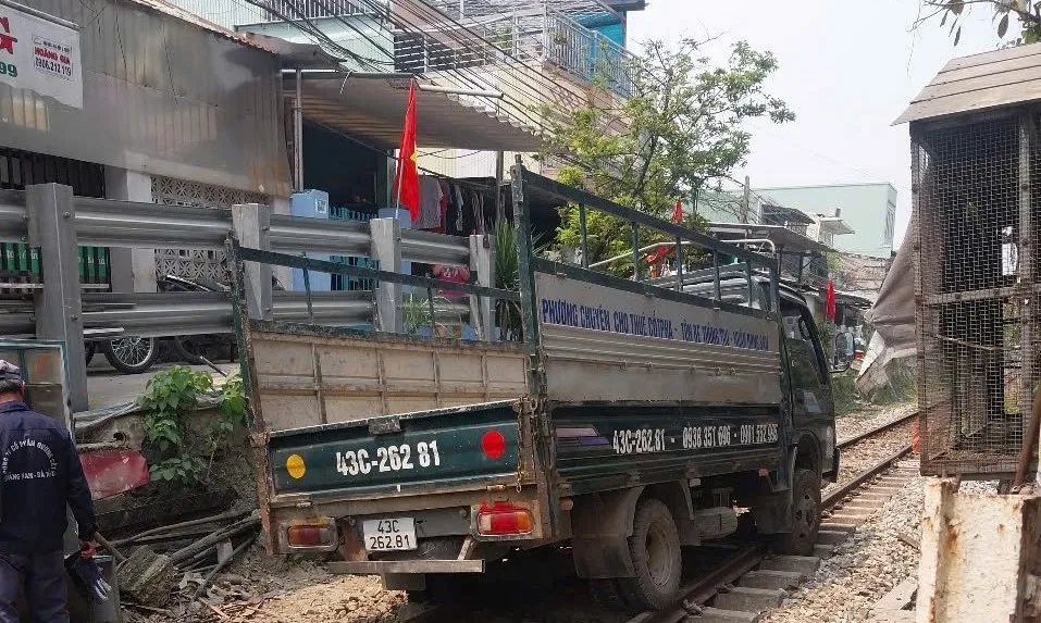 Xe tải mắc kẹt trên đường ray khiến 2 đoàn tàu bị trễ giờ