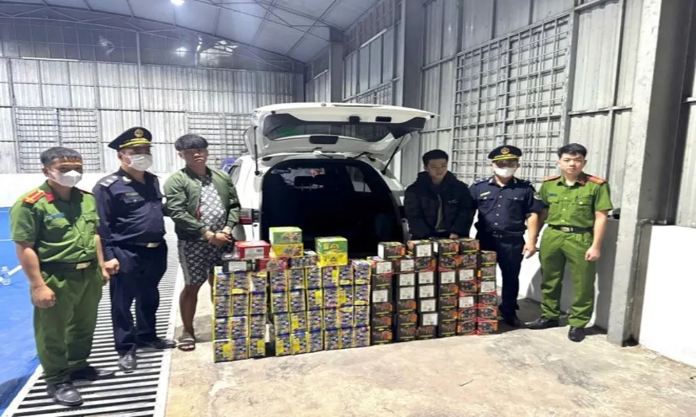 Bắt giữ hai đối tượng vận chuyển gần 130kg pháo lậu trên Quốc lộ 9