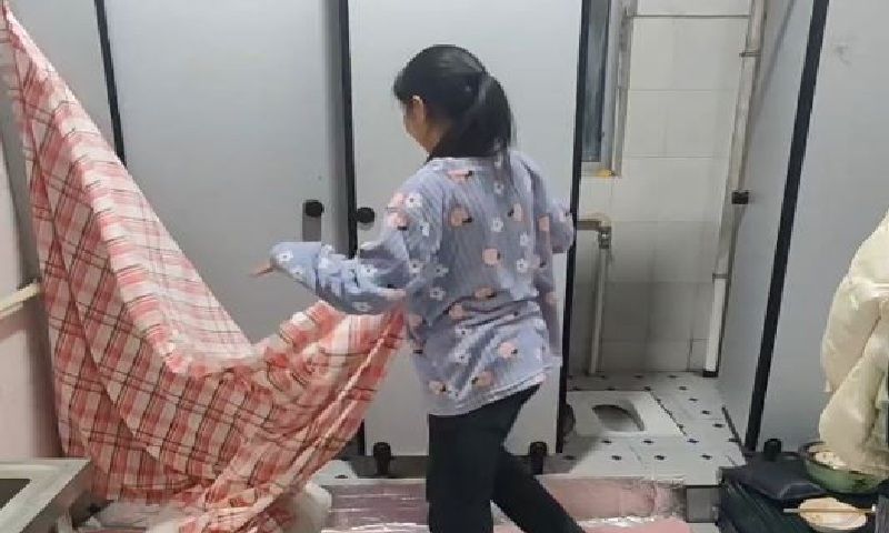 Cô gái xin ở trong khu nhà vệ sinh của cửa hàng nơi mình làm việc để tiết kiệm tiền