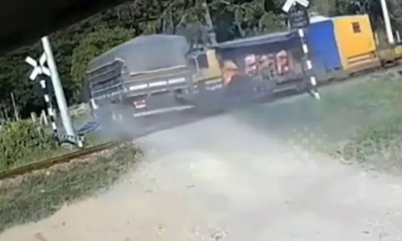 Không có thanh chắn, tàu hỏa đâm xe tải chở gạo đang qua đường ray