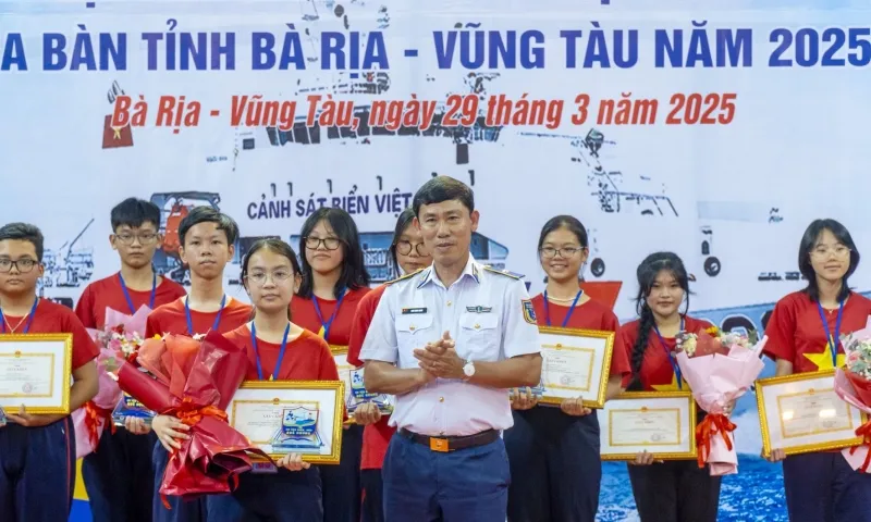 thieu-tuong-ngo-binh-minh-tu-lenh-vung-canh-sat-bien-3-trao-giai-nhat-cho-thi-sinh-hua-bao-tran-hs-lop-8-5-truong-thcs-nguyen-an-ninh-tp-1743238635