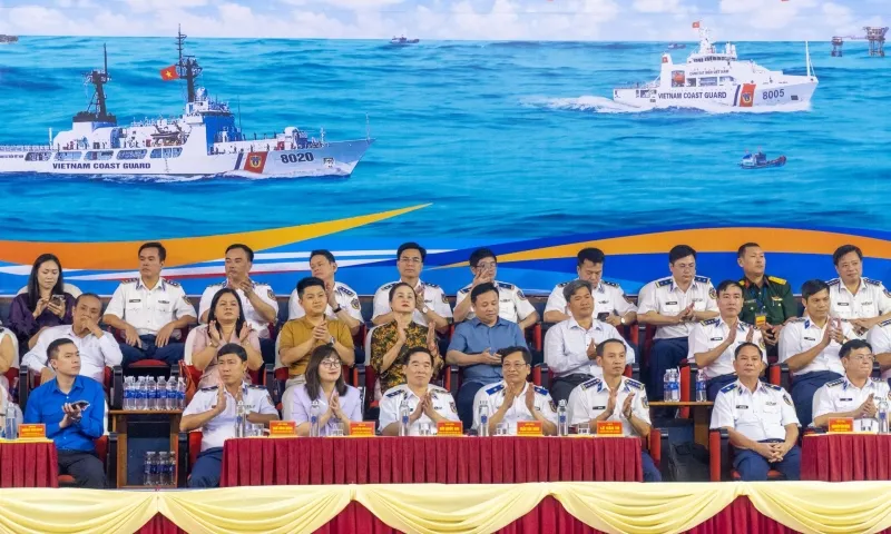 thu-truong-bo-tu-lenh-canh-sat-bien-viet-nam-cung-cac-dai-bieu-tham-du-theo-doi-cuoc-thi-1743238433