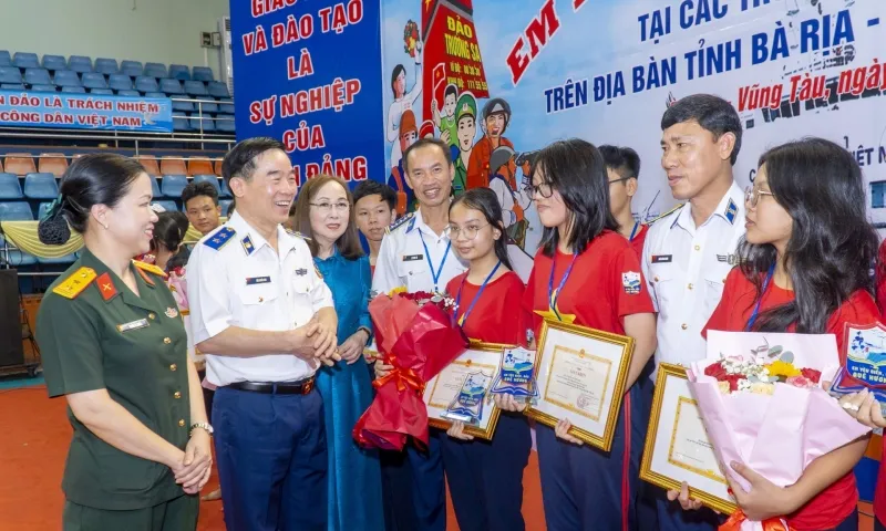 trung-tuong-bui-quoc-oai-bi-thu-dang-uy-chinh-uy-csb-viet-nam-cung-cac-dai-bieu-dong-vien-khich-le-cac-em-hoc-sinh-dat-giai-cao-tai-cuoc-thi-1743238609