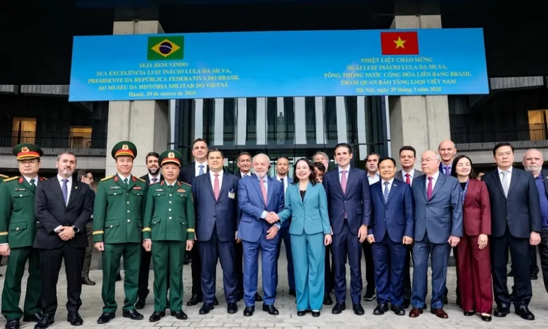 Phó Chủ tịch nước và Tổng thống Brazil tham quan Bảo tàng Lịch sử Quân sự Việt Nam
