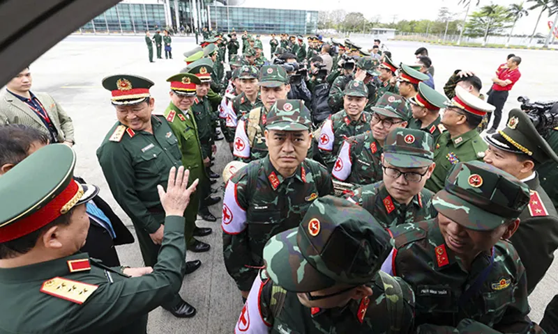 Đoàn các quân nhân Việt Nam lên máy bay sang Myanmar thực hiện nhiệm vụ