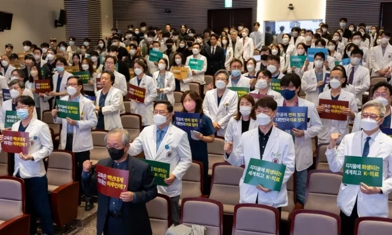 Sinh viên y khoa Hàn Quốc quay lại giảng đường