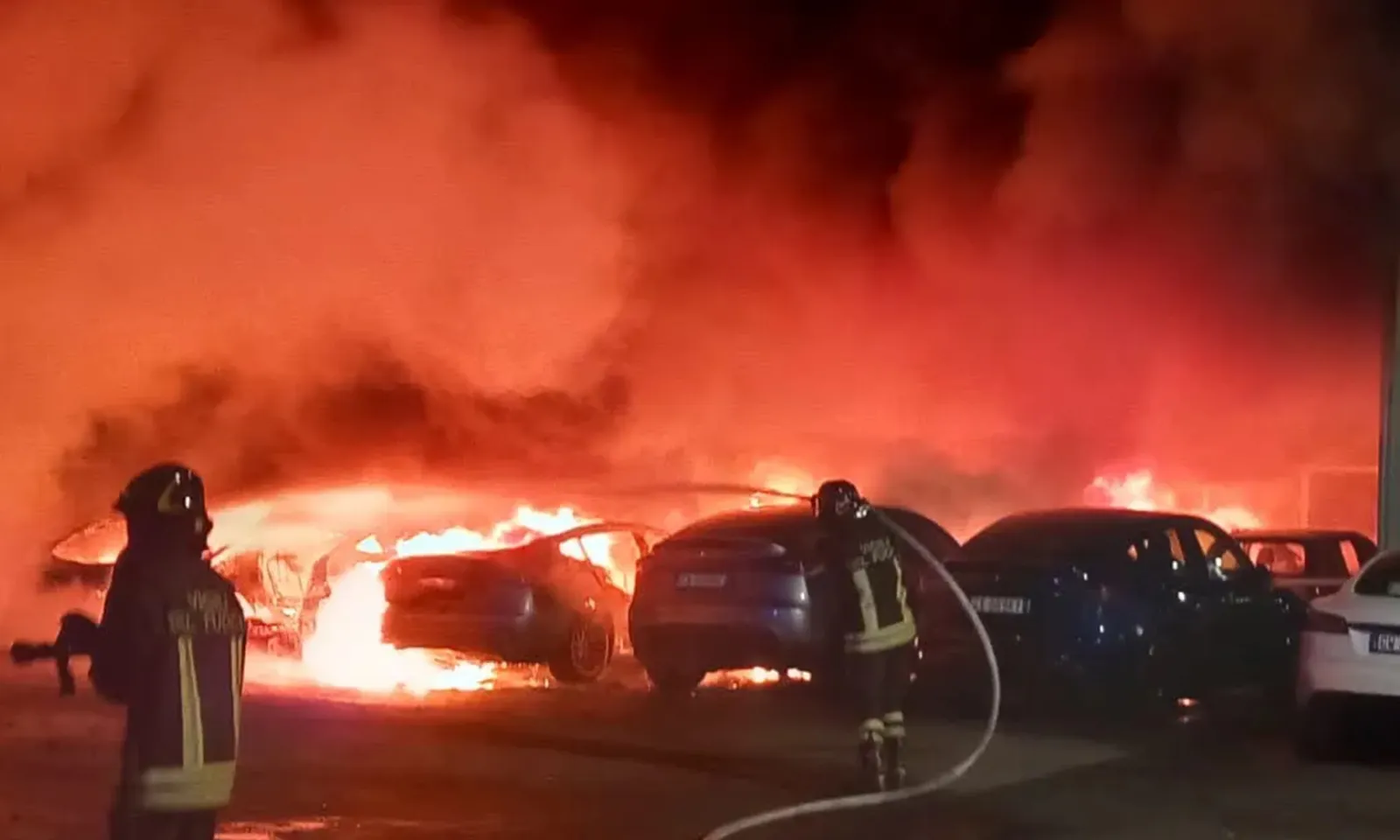 Hỏa hoạn tại đại lý Tesla ở Rome, 17 chiếc xe bị thiêu rụi