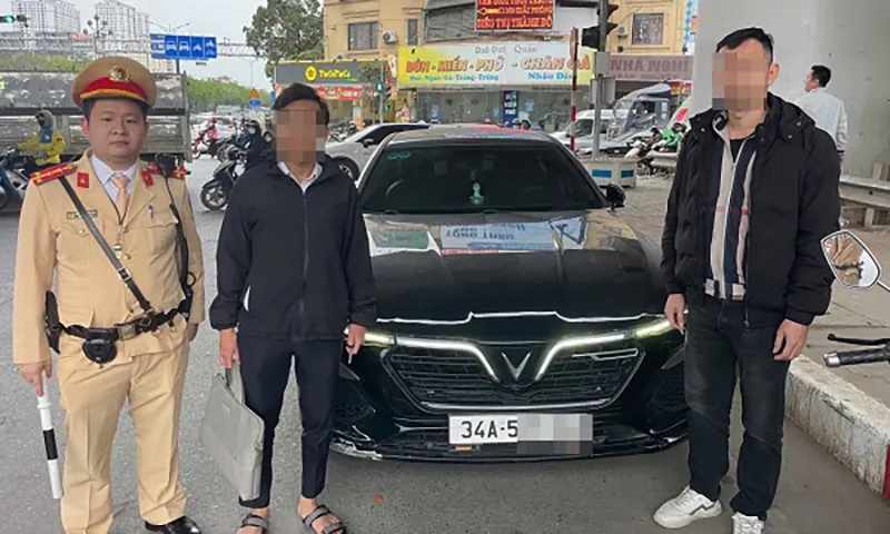 Chiếc ô tô là tang vật vụ án bị CSGT chặn bắt trên đường