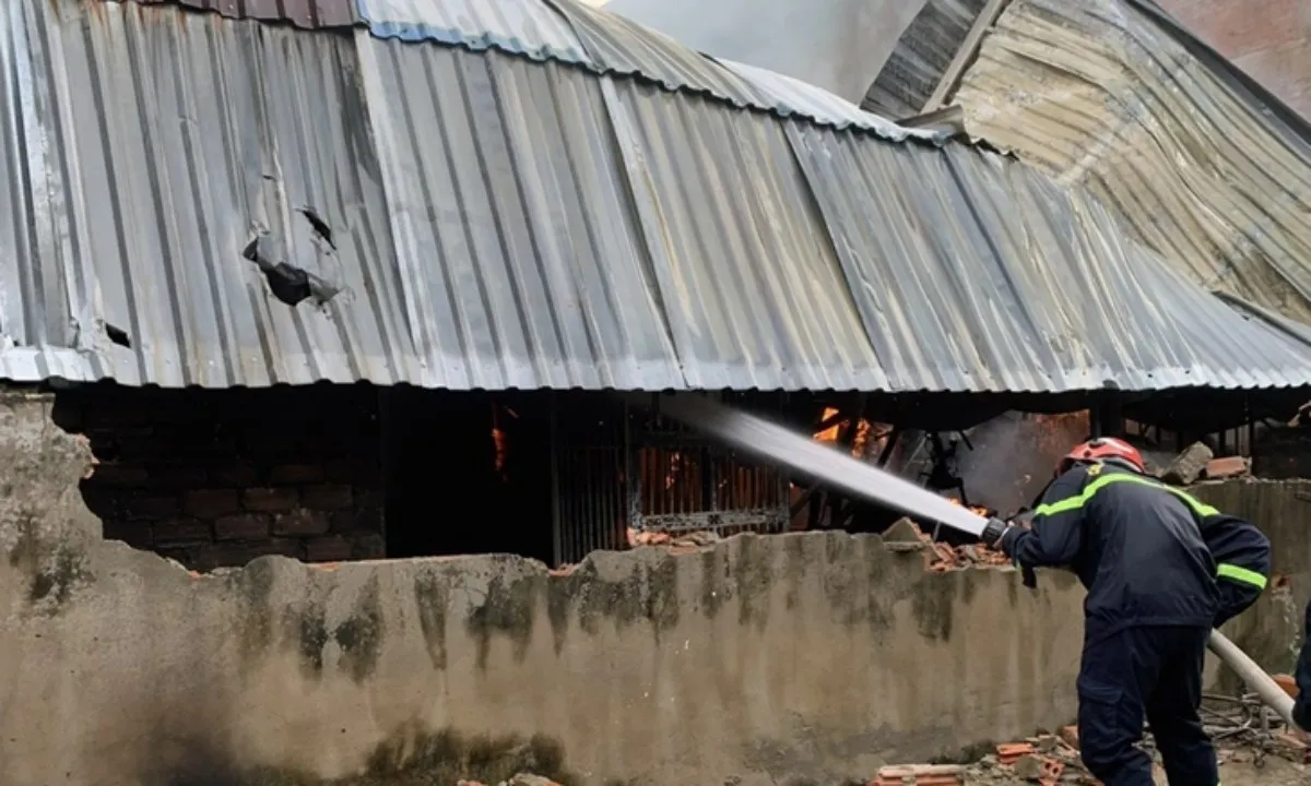 Cháy kho giấy kèm tiếng nổ lớn tại Đồng Nai