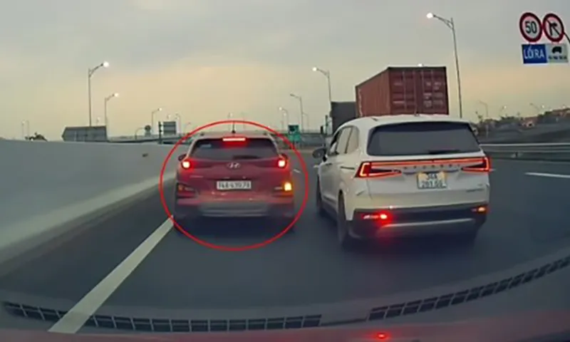 Lỡ đi qua lối rẽ, nữ tài xế phanh gấp suýt gây tai nạn trên cao tốc
