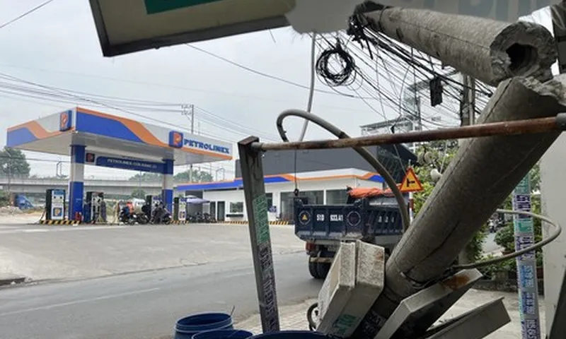 Xe ben bất ngờ tụt dốc, húc gãy cột điện 