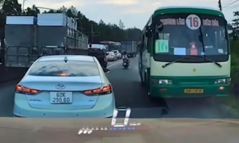 Xe buýt đi ngược chiều trên quốc lộ 1 bị xử lý - Ảnh cắt từ clip